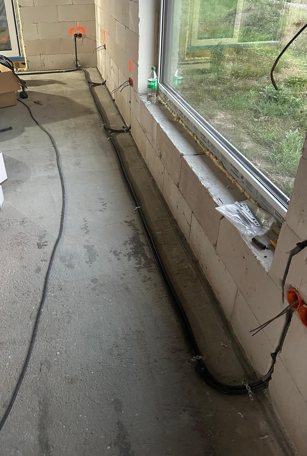 Instalacja podtynkowa i puszki elektryczne w budynku w stanie surowym